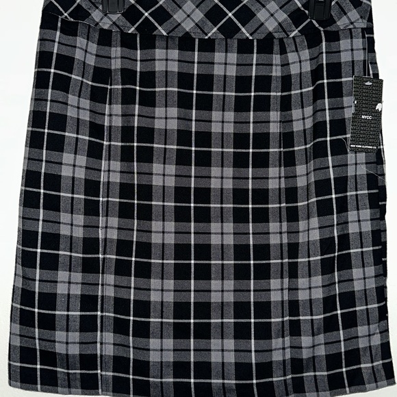 NYCC || Black & Gray Plaid Skirt. Sz. 8 - Picture 3 of 8